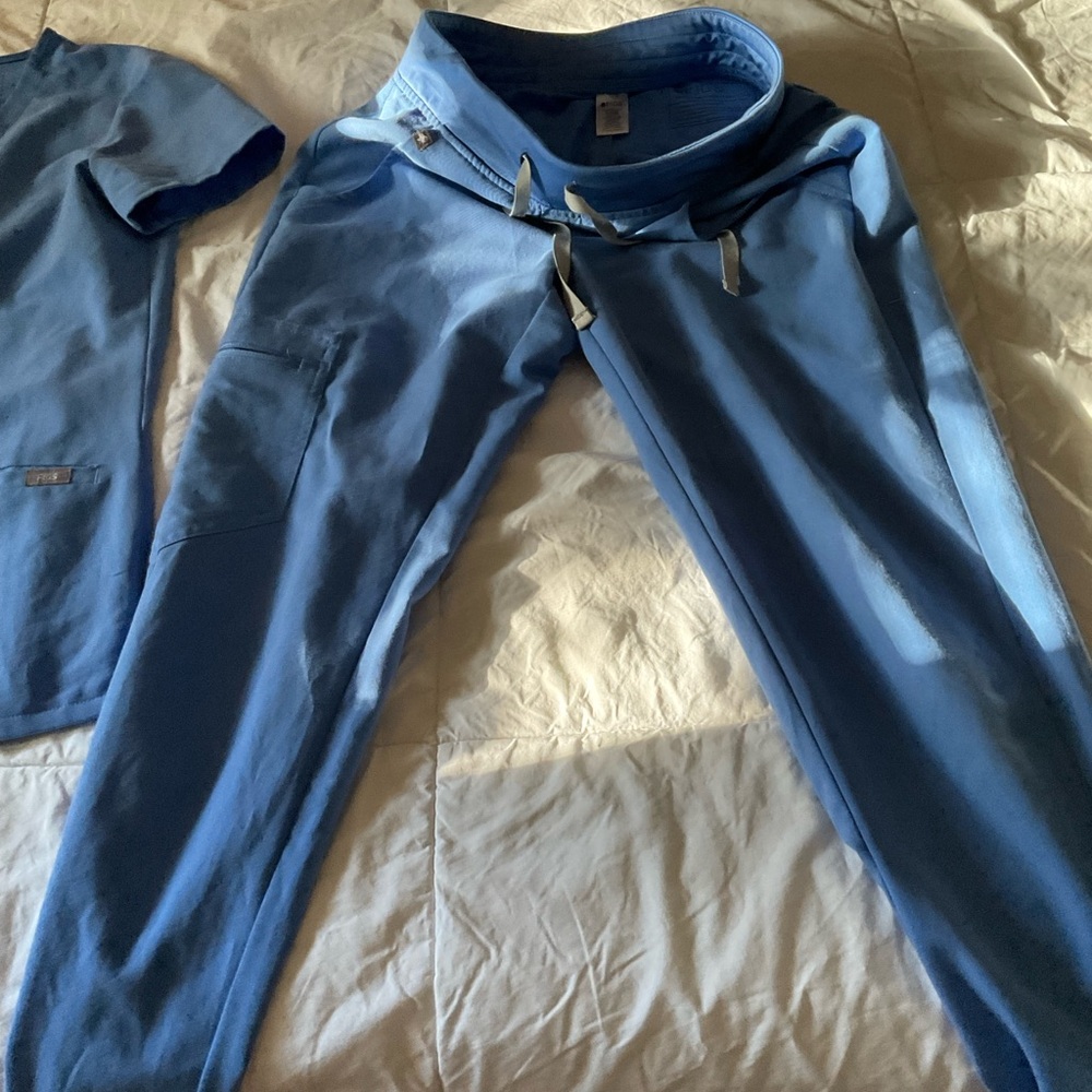 FIGS SCRUBS REAL CHEAP !